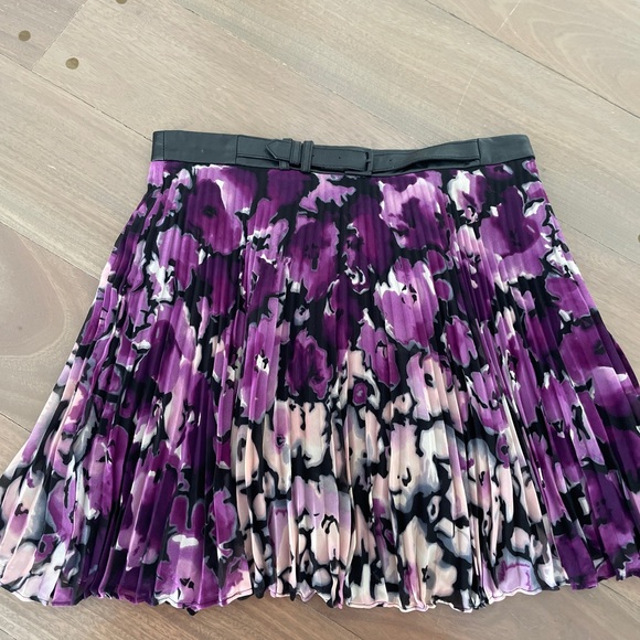 BCBG mini skirt with leather belt - Picture 3 of 4